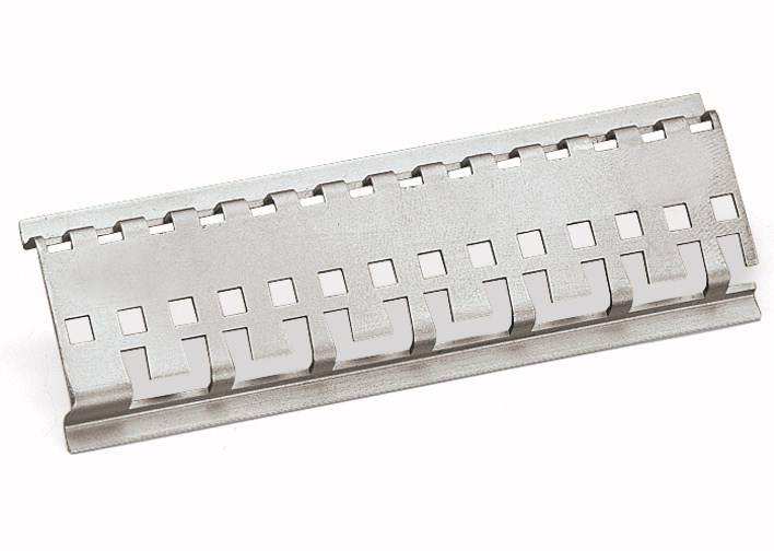 Ein Metallteil mit quadratischen und rechteckigen Ausschnitten. Es hat eine gebogene Form und scheint für technische Anwendungen bestimmt zu sein.