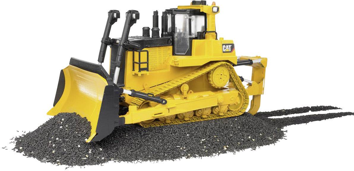 Ein gelber Bulldozer schiebt einen Haufen Kies vor sich her.
