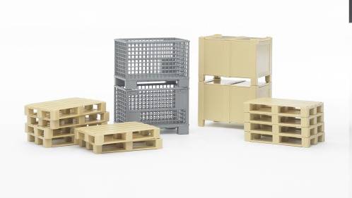 Mehrere Kunststoffpaletten in Beige und ein grauer Gitterbehälter sind im Vordergrund gestapelt, hellgrauer Hintergrund.