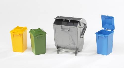 Vier unterschiedlich farbige Mülltonnen: eine gelbe, grüne, graue und blaue, nebeneinander aufgestellt auf weißem Hintergrund.