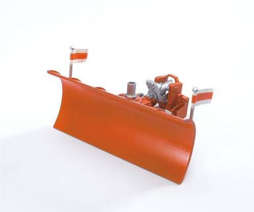 Ein orangefarbener Schneepflug mit zwei rot-weißen Fahnen.