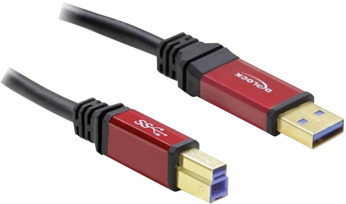 Ein USB-Kabel mit roten Steckern, einer ist ein USB-A-Stecker, der andere ein USB-B-Stecker. Im Hintergrund sieht man das Kabel.