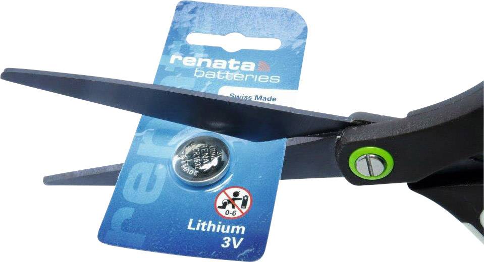 Schere schneidet eine Packung mit einer Lithium-Knopfzelle von Renata, Swiss Made. Warnsymbol 'Nicht für Kinder unter 6 Jahren geeignet'.
