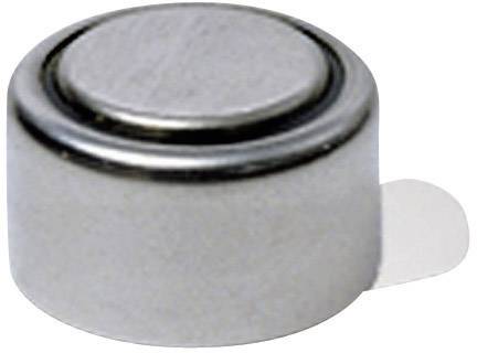 Eine kleine silberne Knopfzelle-Batterie auf weißem Hintergrund.