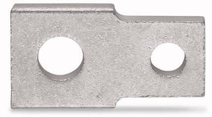 Ein rechteckiges Metallteil mit zwei unterschiedlich großen Löchern nebeneinander, wahrscheinlich ein Verbindungselement.