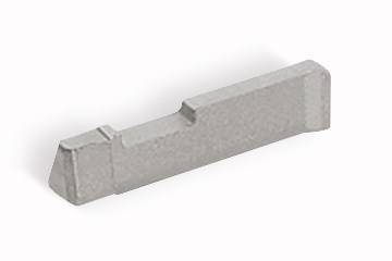 Ein graues, rechteckiges Metallstück mit abgeschrägten Kanten, möglicherweise ein Maschinenteil oder Werkzeugkomponente.