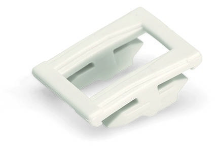 Ein weißer Kunststoffclip mit rechteckiger Öffnung und seitlichen Rillen, möglicherweise ein Befestigungselement für Kabel.