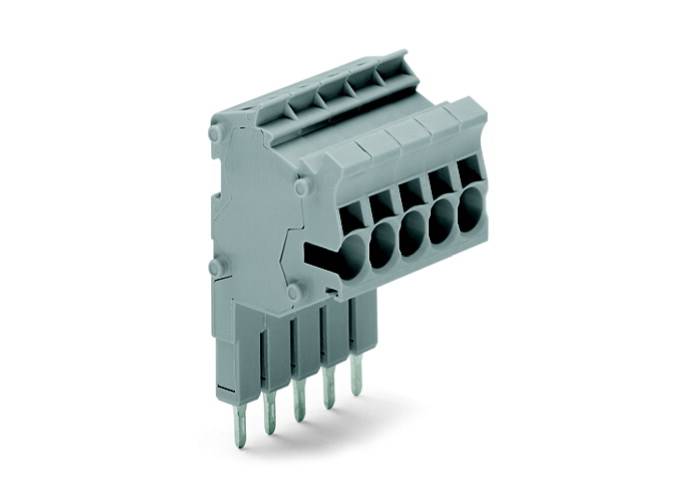 Abgewinkelte, graue Steckverbinderklemme mit fünf Anschlusslöchern und Metallstiften, die für elektrische Verbindungen genutzt wird.
