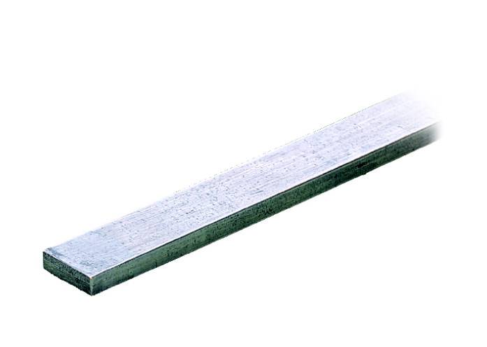 Ein rechteckiger Metallstab in Silber, flach auf einer Seite liegend.