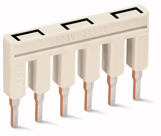 Ein weißer elektrischer Steckverbinder, beschriftet mit 800V 24A, hat sechs kupferne Stifte. Geeignet für Hochspannungsanwendungen.