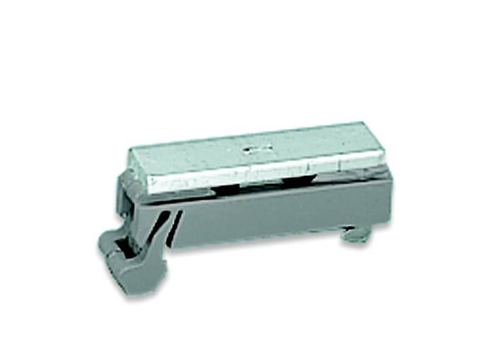 Eine kleine, rechteckige, graue Metallklammer, die zur Befestigung oder Verbindung von Komponenten verwendet wird.