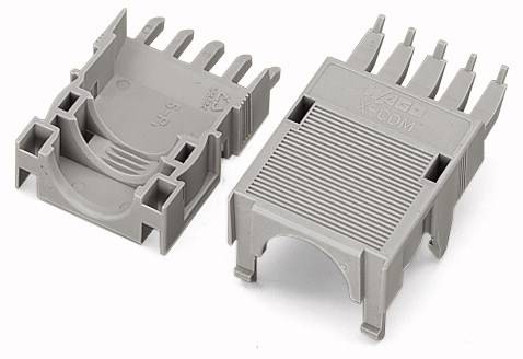 Zwei graue, rechteckige Kunststoffgehäuse mit Steckanschlüssen und gerillten Oberflächen, zum Verbinden elektrischer Komponenten.