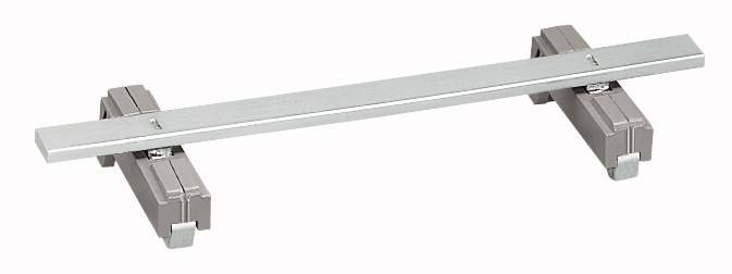 Aluminiumbarren auf zwei grauen Blöcken balanciert, minimalistische Anordnung.