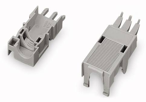 Zwei graue Kunststoffstecker in Nahaufnahme. Links ein geöffneter Stecker, rechts ein geschlossener Stecker mit geriffelter Oberfläche.