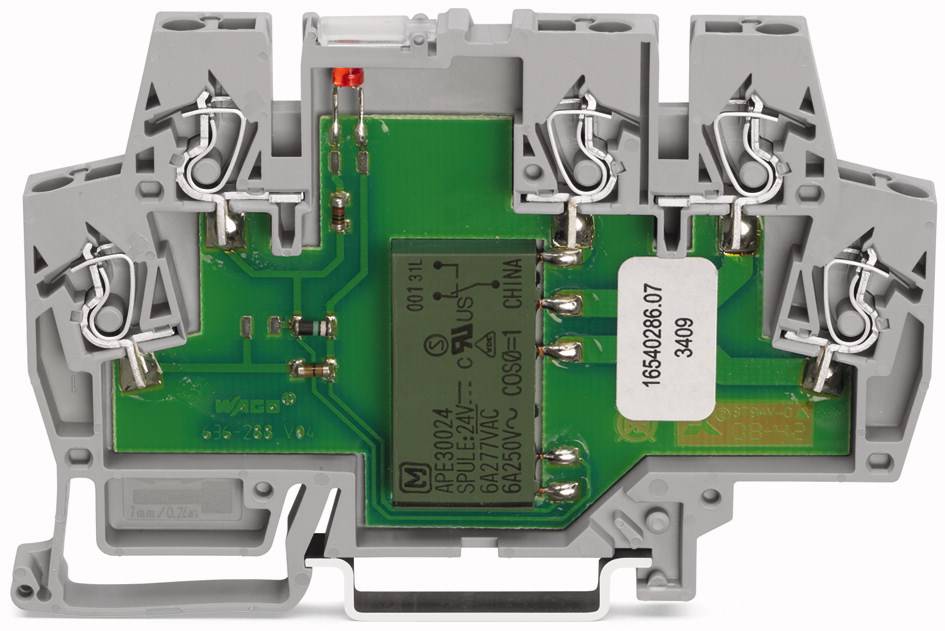 Elektrischer Klemmenblock für DIN-Schienenmontage, mit grünem Schaltkreis und Schraubanschlüssen zur sicheren Leitungsverbindung.