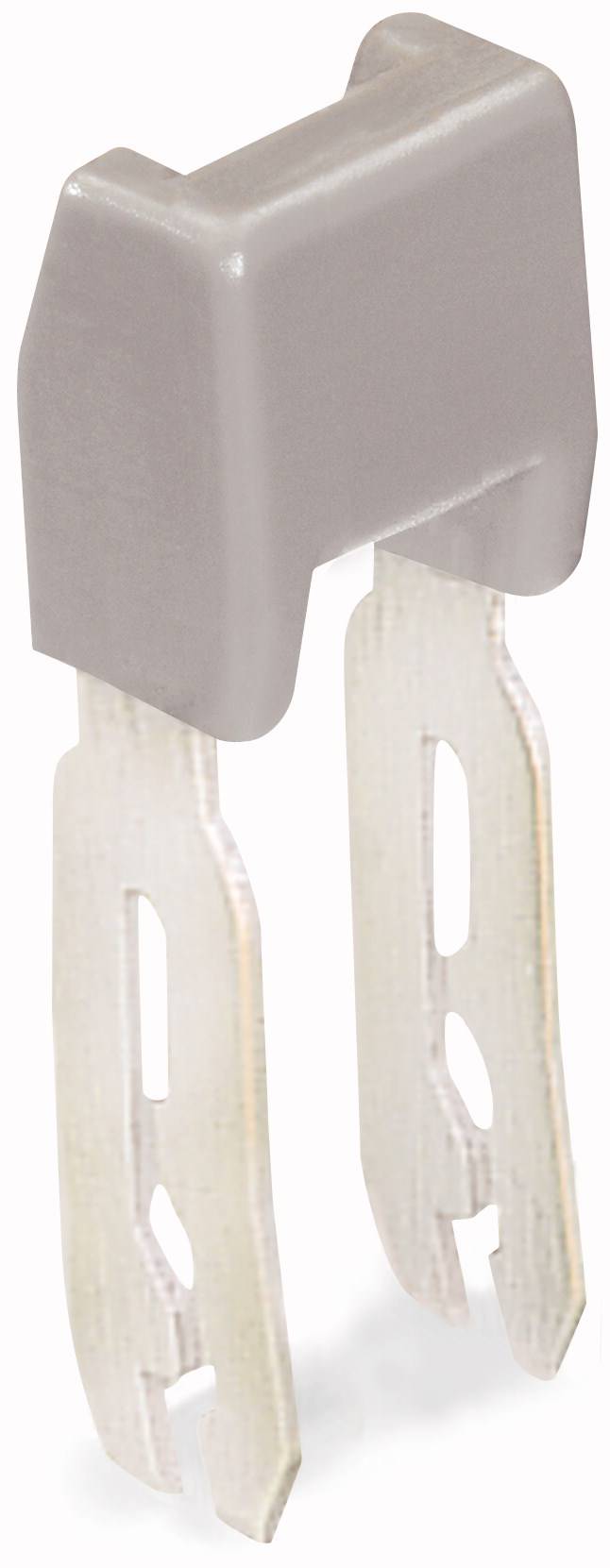 Ein grauer Kunststoffstecker mit zwei Metallstiften, vermutlich ein elektrisches oder elektronisches Bauteil, vor weißem Hintergrund.
