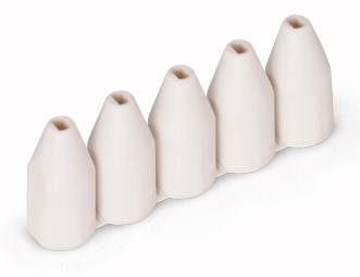 Fünf weiße Plastik-Tüllen in einer Reihe, verwendet als Düsen- oder Leitungsschutz in technischen Anwendungen.
