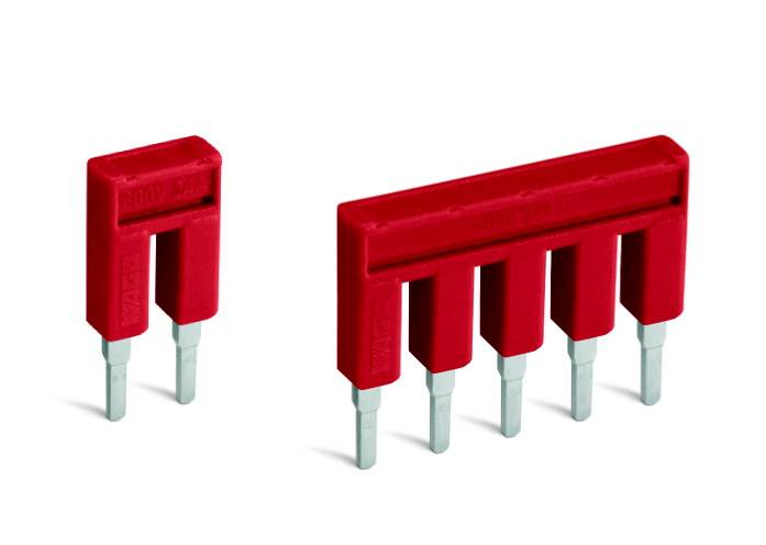 Zwei rote Kurzschlussstecker mit silbernen Stiften; einer hat zwei Stifte, der andere fünf. Sie sind nebeneinander abgebildet.