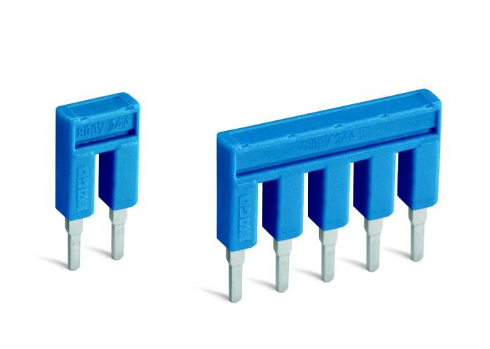 Zwei blaue Steckverbinder: Links ein einzelner Verbindungsclip mit zwei Stiften, rechts einer mit fünf Stiften, beide für elektrische Anwendungen.