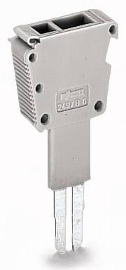 Ein grauer, rechteckiger Steckverbinder mit metallischen Zinken ragt heraus. Geeignet für elektrische Verbindungen oder Geräteanschlüsse.