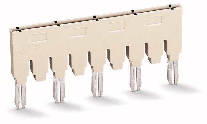 Ein beiger elektrischer Steckverbinder mit sieben vertikalen Metallpins. Der Steckverbinder ist in einer geneigten seitlichen Ansicht dargestellt.