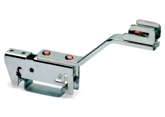 Metallische Halterung mit mehreren Befestigungspunkten; für technische Anwendungen, zeigt gebogene und flache Abschnitte.