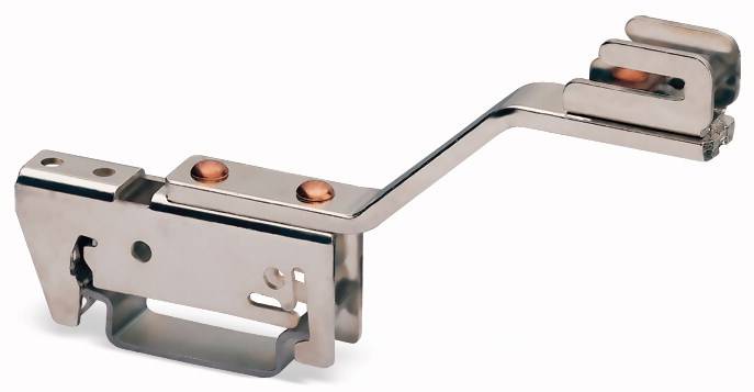Metallischer Halteclip mit gebogenem Schaft und Befestigungslöchern. Verwendet zur Fixierung von Bauteilen in technischen Anwendungen.