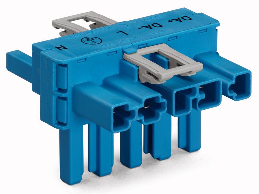 Ein blauer elektrischer Steckverbinder mit mehreren Anschlussklemmen und grauen Clips, geeignet für technische oder industrielle Anwendungen.