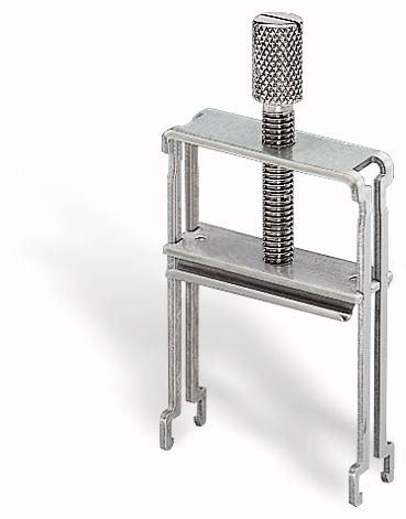 Metallische U-förmige Klemme mit gerändeltem Schraubkopf, stehend auf einer weißen Oberfläche. Verwendet zum Greifen oder Fixieren.