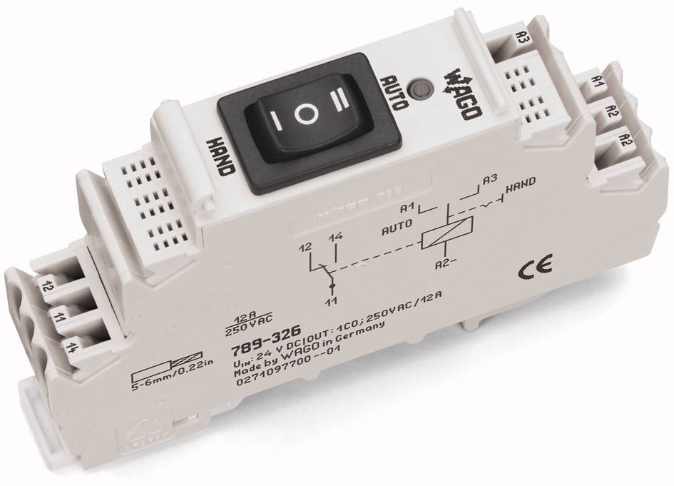 Elektrischer Kippschalter, beschriftet mit 'HAND' und 'AUTO', Anschlussdetails auf Gehäuse aufgedruckt, von der Marke WAGO.