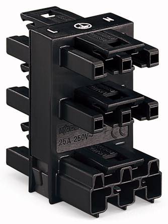 Ein schwarzer elektrischer Steckverbinder mit mehreren Steckplätzen. Markierungen zeigen die Polarität und elektrische Werte.