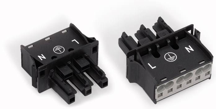 Zwei schwarze Stecker mit Beschriftungen 'N', 'L', und Erdungssymbol. Einer hat zwei Stifte, der andere drei.