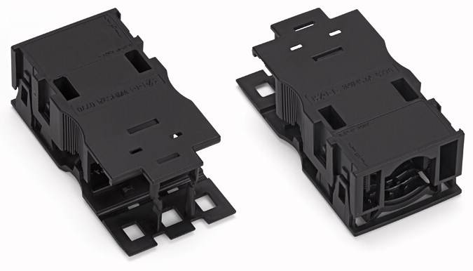 Zwei schwarze Elektroklemmen aus Kunststoff liegen nebeneinander auf einem weißen Hintergrund.