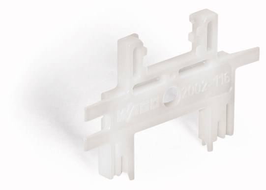 Ein weißer Kunststofftrennplatte für Reihenklemmen, seitlich betrachtet. Sie hat hervorstehende Kanten mit symmetrischen Aussparungen.