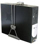 Ein schwarzer Computergehäuse wird mit einem Metallband an der Wand montiert. Kabel sind ordentlich verstaut.