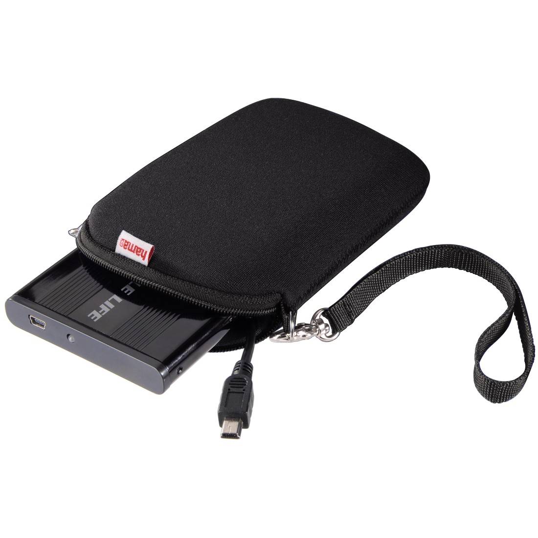 Eine schwarze Tragetasche mit Reißverschluss, die eine externe Festplatte enthält, neben einem USB-Kabel.