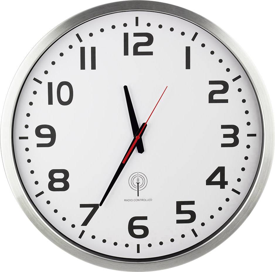 Analoge Wanduhr mit schwarzem Zifferblatt und silbernem Rahmen. Zeiger zeigen 10:10 Uhr.