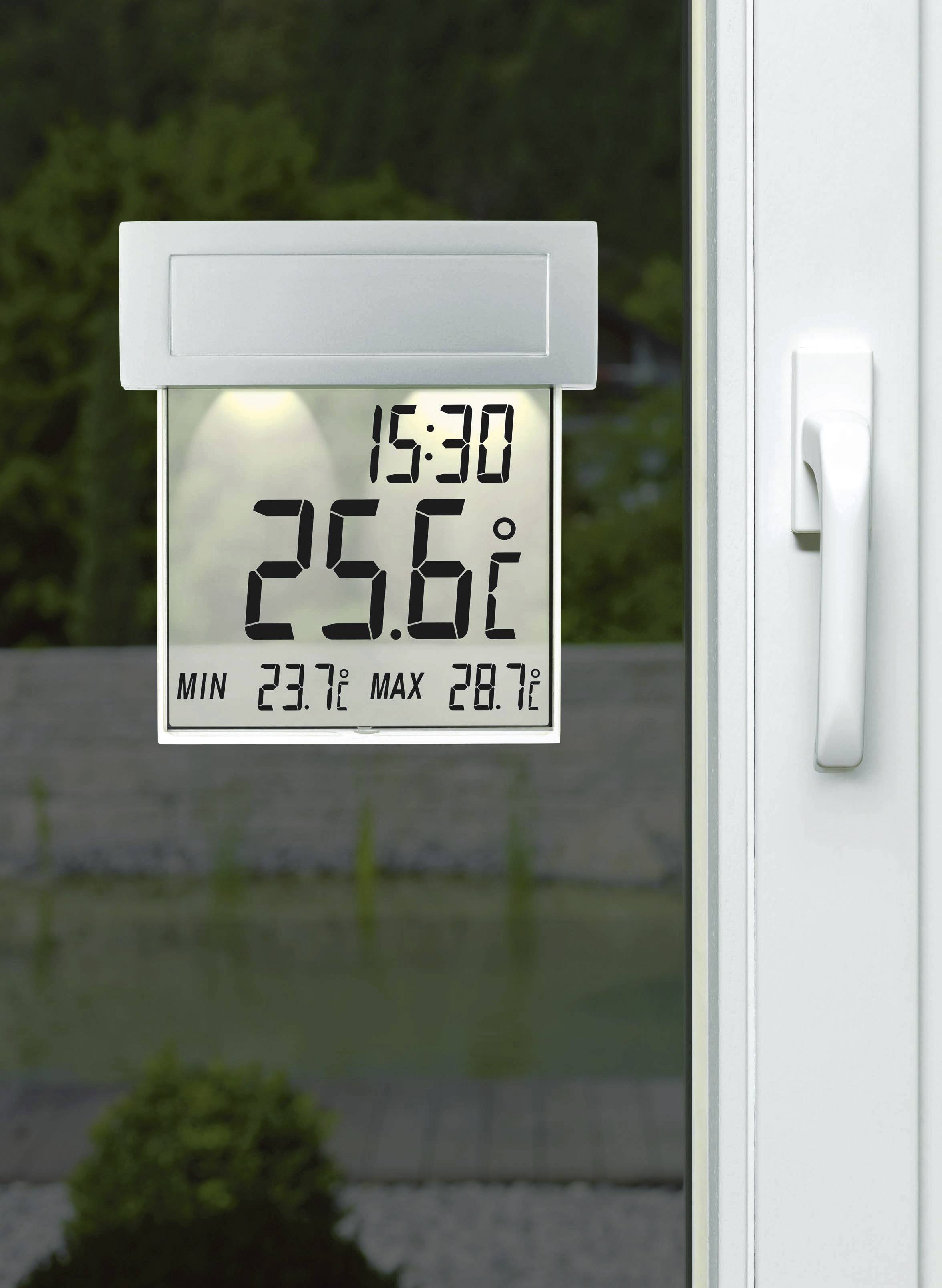 Digitales Thermometer an einem Fenster zeigt 15:30 Uhr und 25,6°C, mit Minimalwert 23,7°C und Maximalwert 28,7°C.