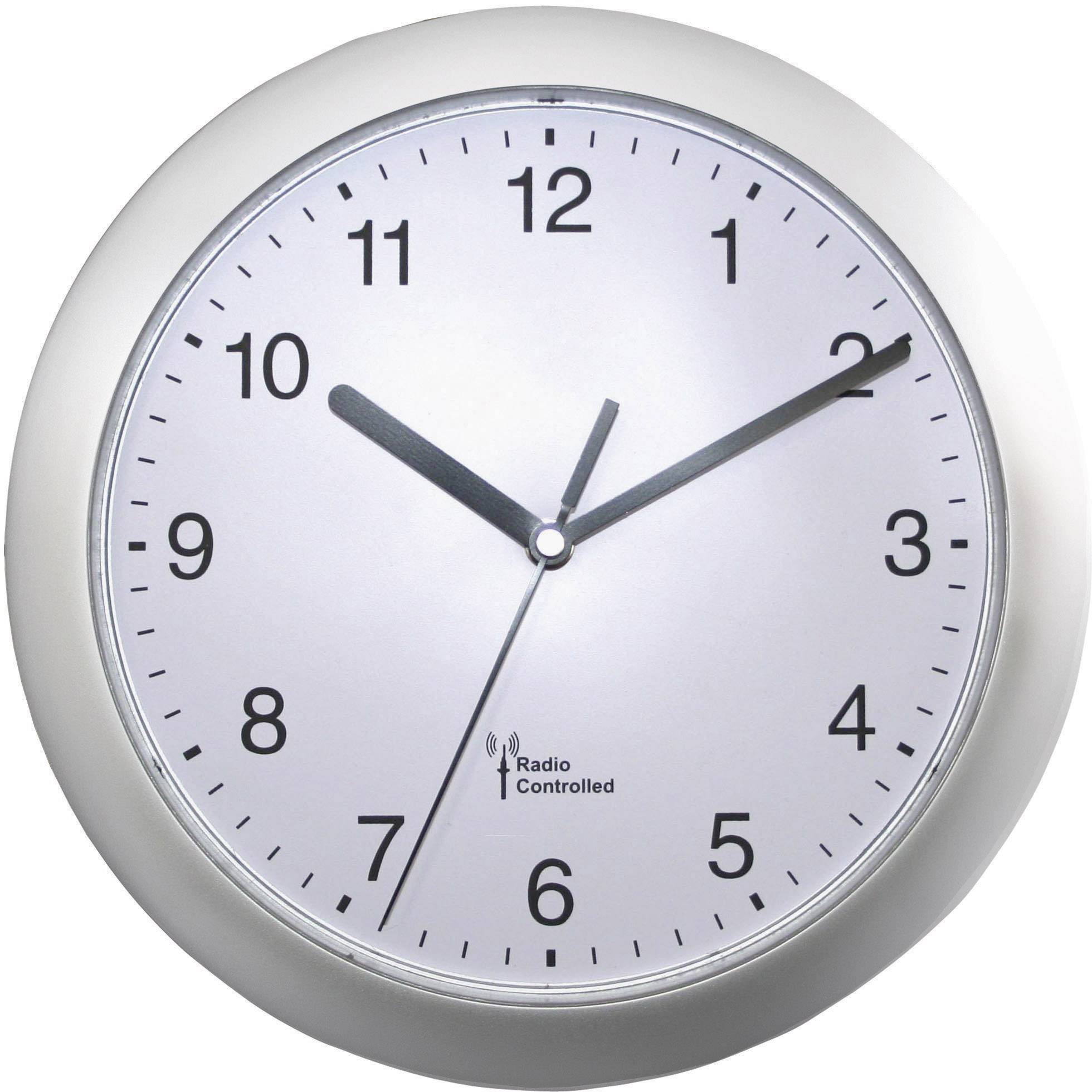 Eine silberne Wand-Uhr mit klaren, schwarzen Ziffern. Die Uhr zeigt die Zeit 10:09 an und ist funkgesteuert.