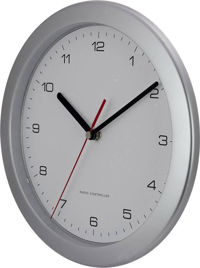 Analoge Wanduhr mit silbernem Rahmen und weißem Zifferblatt, zeigt 10:10 Uhr. Etikett 'Radio Controlled' unten.