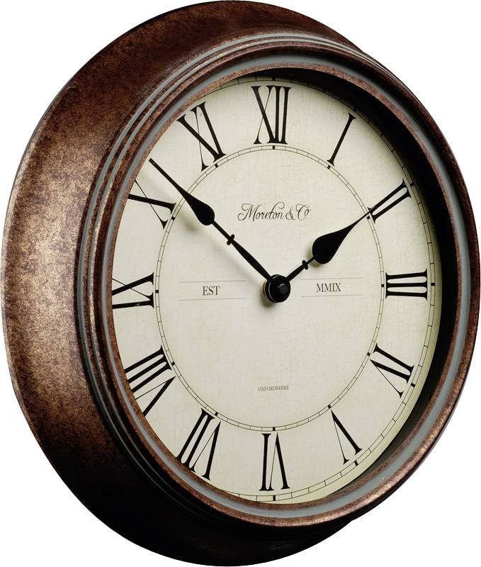 Runde Wanduhr mit römischen Ziffern und Metallrahmen, die etwa auf 10:10 Uhr zeigt.