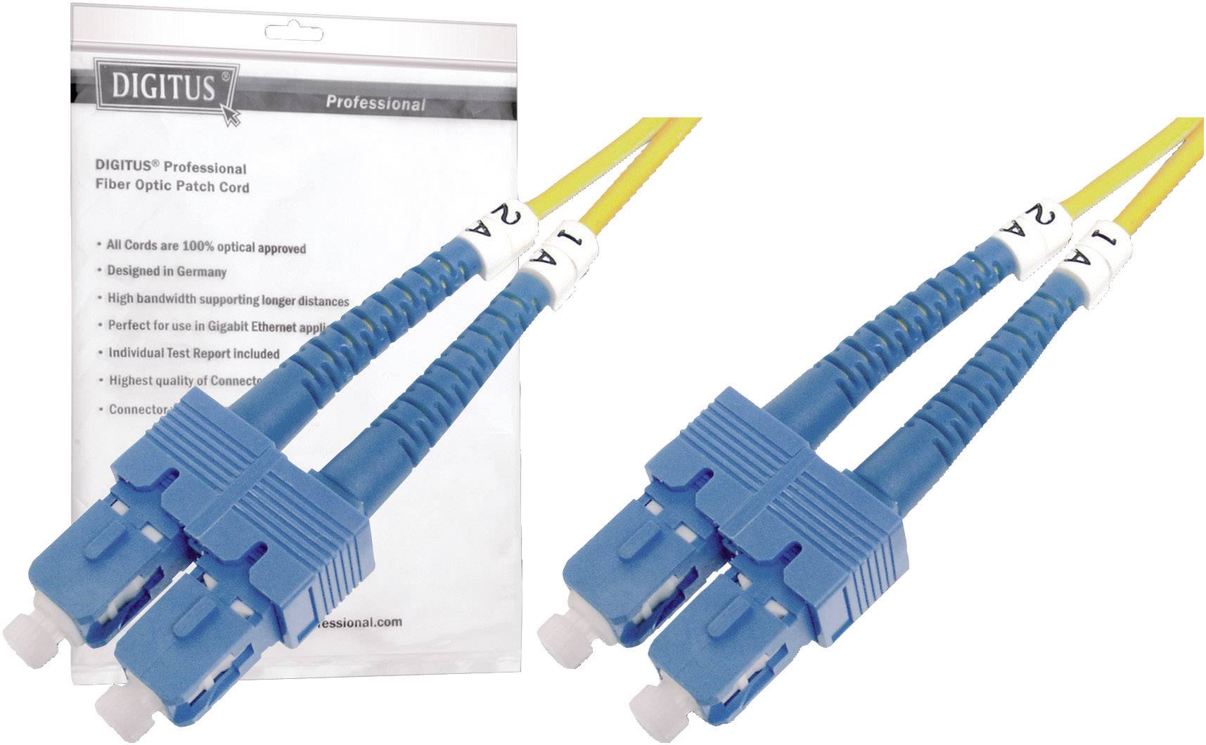 Zwei blaue Glasfaser-Patchkabel mit SC-Steckern vor einer Verpackung. Geeignet für Gigabit-Ethernet. Hergestellt in Deutschland.