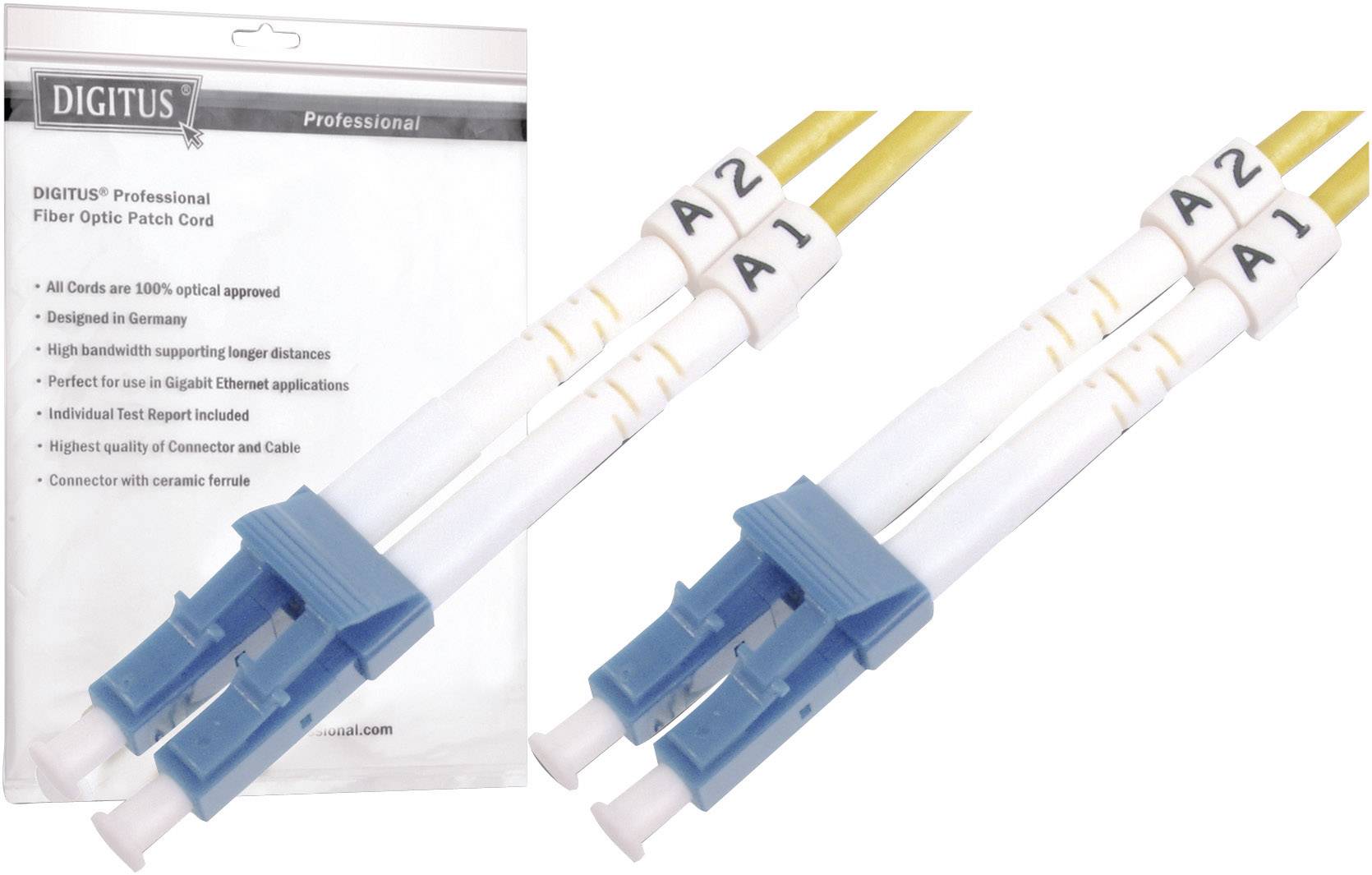 Zwei Glasfaserkabel mit blauen Steckverbindern und Beschriftungen 'A1' und 'A2' vor einer Verpackung mit der Aufschrift 'DIGITUS'.