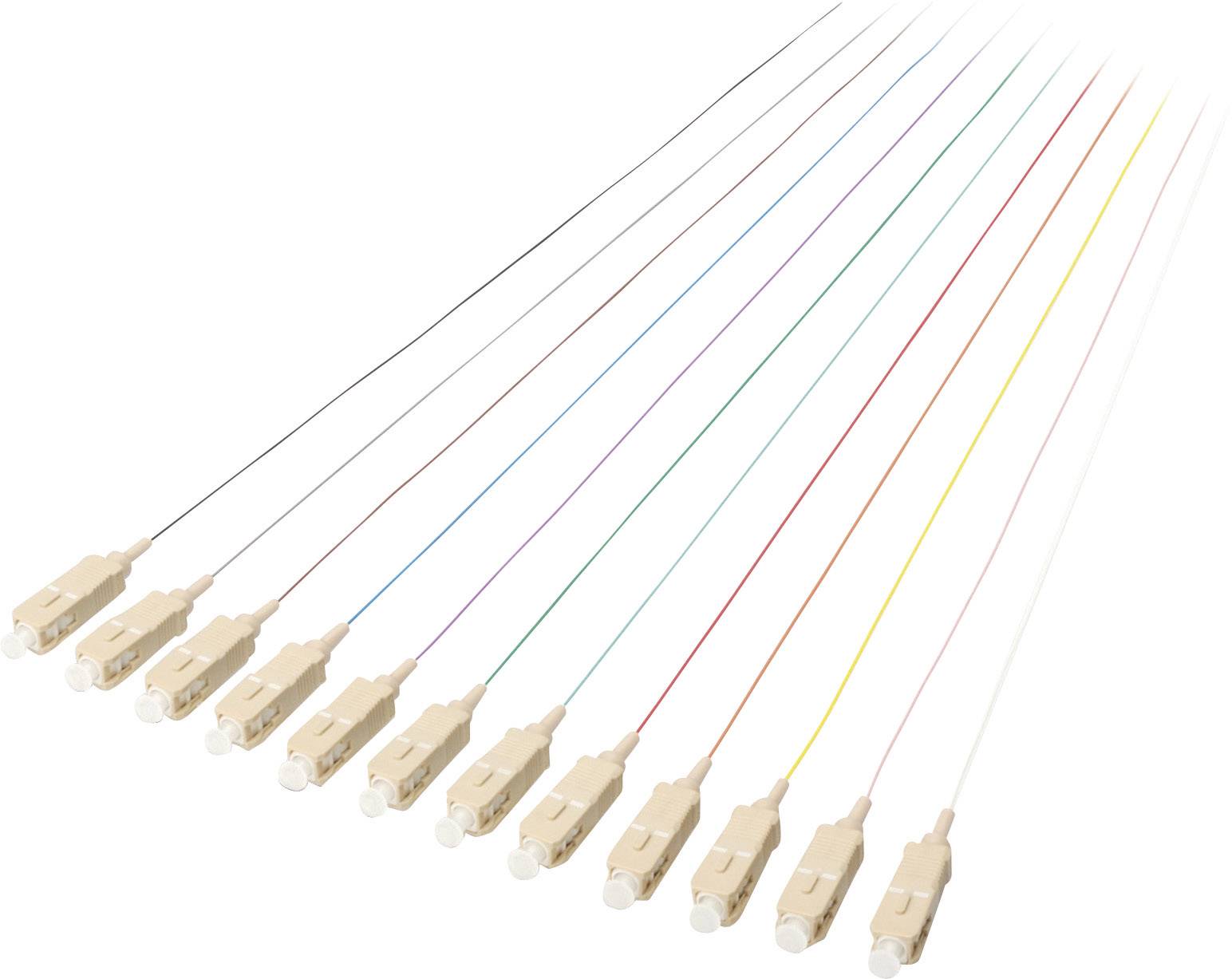 Zehn optische Kabel mit unterschiedlichen Farben, die nebeneinander angeordnet sind. Jedes Kabel endet in einem SC-Stecker.