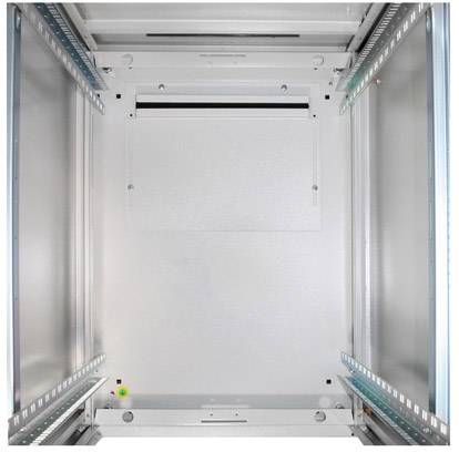 Leerer Metallschrank, geöffnet, mit stabilen Seitenwänden und Montageschienen für die Installation von technischen Geräten.