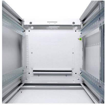 Blick in ein leeres Server-Rack von oben, umgeben von Metallrahmen und Schienen.