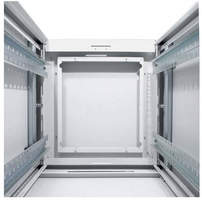 Ein leerer Server-Rackrahmen aus Metall, in einem hellen Raum, zeigt Schienen und Platz für die Installation von Serverkomponenten.