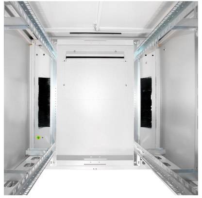 Innenansicht eines leeren Serverracks aus Metall mit Schienen an den Seiten zur Montage von Geräten.