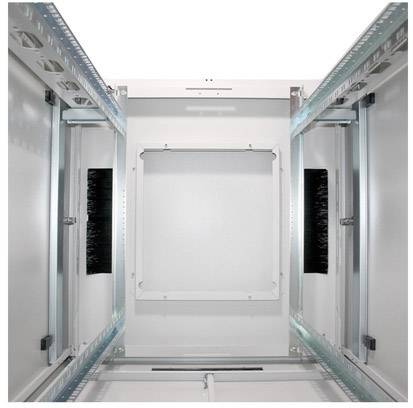 Das Bild zeigt das Innere eines leeren Metallschranks, der für technische Geräte vorgesehen ist. Es gibt keine sichtbaren Komponenten oder Kabel.