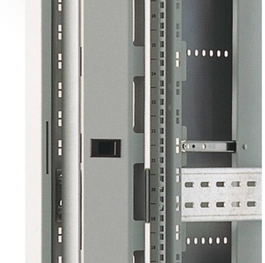 Metallschrank für Elektronikgeräte mit herausnehmbaren Fächern und Halterungen, geeignet für industrielle Anwendungen.